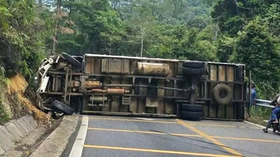 Λαμ Ντονγκ: Αναποδογυρισμένο φορτηγό μπλοκάρει τον δρόμο, παραλύοντας την κυκλοφορία στο πέρασμα B40.