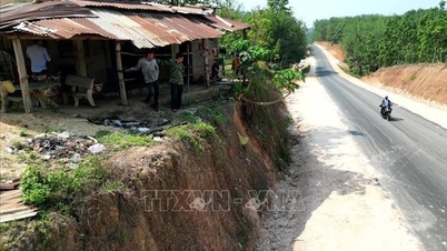 Der Vorsitzende der Provinz Dong Nai hat eine Untersuchung des Falls angeordnet, in dem Häuser 12 Meter über das Straßenniveau hinausragen, nachdem das Straßenfundament abgesenkt wurde.