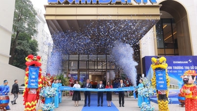 Eximbank opens its head office in Hanoi.