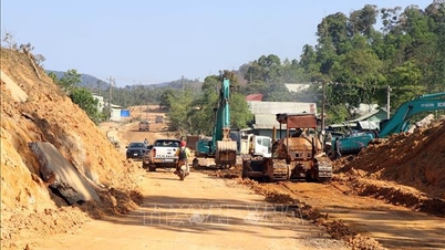 Quang Ngai: Zahlreiche Engpässe behindern den reibungslosen Verkehrsfluss auf der Provinzstraße 676.