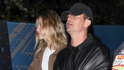 Actor Orlando Bloom is dating a girlfriend 21 years his junior.