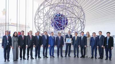 O primeiro-ministro Pham Minh Chinh visita o Museu Russo de Energia Atômica.