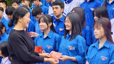 130 outstanding young people were admitted to the Youth Union at the Nam Lin historical site, Thuc Phan ward - Cao Bang Online Newspaper.