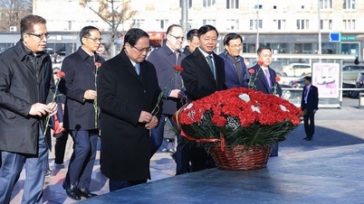 Başbakan Pham Minh Chinh, Moskova'daki Başkan Ho Chi Minh Anıtı'na çelenk bıraktı.