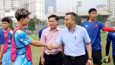 베트남 축구 연맹(VFF) 지도자들이 다가오는 대회를 앞두고 베트남 U19 대표팀을 격려하고 있다.