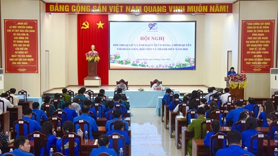 Party committees and local authorities of Giang Thanh commune held a dialogue with union members, association members, and young people.