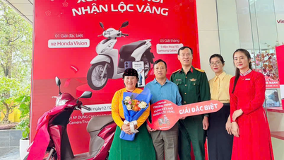 ក្រុមហ៊ុន Viettel Tuyen Quang បានប្រគល់រង្វាន់ម៉ូតូ Honda Vision មួយគ្រឿងជារង្វាន់នៅក្នុងកម្មវិធី "Spring Connection - Receive Golden Fortune"។