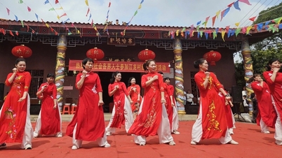 Numa aldeia na China, fala-se vietnamita, as mulheres vestem ao dai (traje tradicional vietnamita) e tocam bầu (instrumento de cordas tradicional vietnamita).