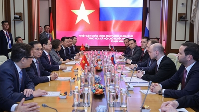 Le Premier ministre Pham Minh Chinh visite et travaille avec les principaux partenaires pétroliers et gaziers du Vietnam.