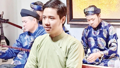 De jongeman uit Da Nang is gefascineerd door de volksliederen van Hue.