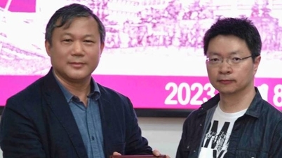 저명한 과학자는 미국의 명망 있는 교수직을 떠나 중국의 한 대학으로 돌아갔다.