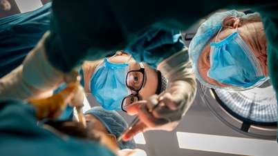 Suivez avec émotion la reconstruction du visage d'un garçon atteint de malformations faciales par des médecins vietnamo-américains.