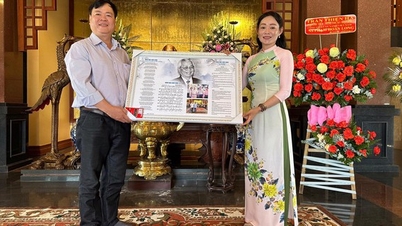 Manusförfattaren Duc Hien och musikern Pham Hoang Long presenterade ett verk skrivet om premiärminister Vo Van Kiet.