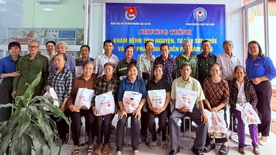 Free medical examinations and medication provided to residents and former youth volunteers in Bac An Phu and Nguyen Dai Nang wards.