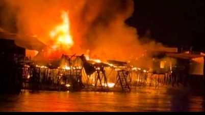 Thirteen riverside houses in Ca Mau were destroyed by fire in the early morning hours.
