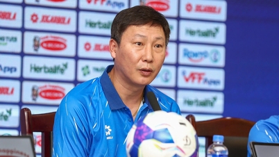 El entrenador Kim Sang Sik dijo algo especial sobre Hoang Hen y Xuan Son.