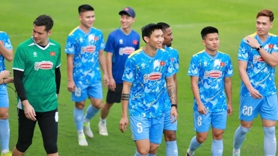 Pelatih Kim Sang Sik memuji duet Dinh Trong dan Doan Van Hau, dan mengungkapkan informasi tentang situasi Xuan Son.