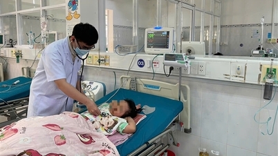 Penyaringan darah selama 53 jam berturut-turut menyelamatkan nyawa seorang gadis yang disengat lebah.