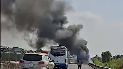משאית מכולה עולה באש בכביש המהיר טרונג לואונג - מיי ת'ואן.