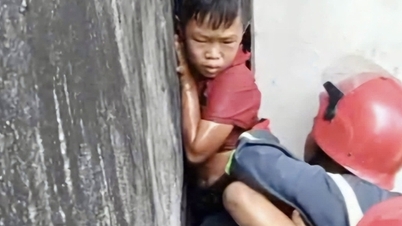 Operasi penyelamatan menegangkan selama 20 menit terhadap seorang anak laki-laki yang terjebak di antara dinding dua rumah.