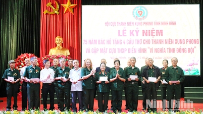 Conmemoración del 75 aniversario del obsequio de cuatro versos del presidente Ho Chi Minh a los Jóvenes Voluntarios.