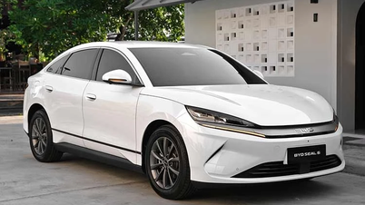 Bekijk de BYD Seal 6 van dichterbij. Deze is in Thailand verkrijgbaar vanaf 738 miljoen VND en staat op het punt in Vietnam te arriveren.