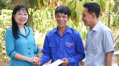 Visesekretær i An Giang provinsielle partikomité, Tran Thi Thanh Huong, undersøker økonomiske utviklingsmodeller.