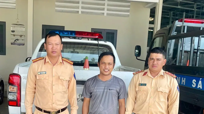 Tay Ninh: Policja drogowa oczyszcza drogę, szybko ratując osobę w stanie krytycznym.