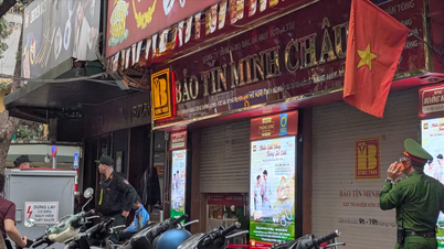 हनोई में बाओ टिन मिन्ह चाउ की सोने की दुकानों पर पुलिस अधिकारी काम कर रहे हैं।