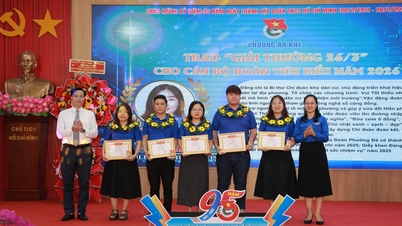 The An Khe Ward Youth Union awarded the "March 26th Prize" to 20 outstanding Youth Union officials.