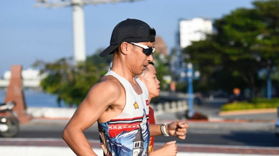 De krachtige passen van atletieklegende Nguyen Van Lai op 40-jarige leeftijd.
