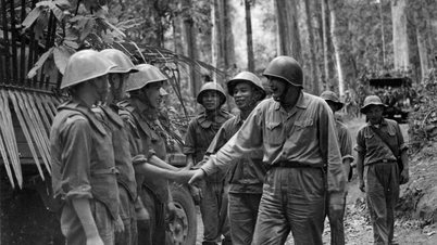 Quel général a donné le premier coup de pioche pour lancer la construction du cimetière des martyrs de Truong Son ?