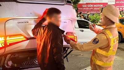 Hanoi'de Lexus marka bir otomobil, birçok otomobil ve motosiklete çarptı; sürücünün alkol etkisinde olmadığı tespit edildi.