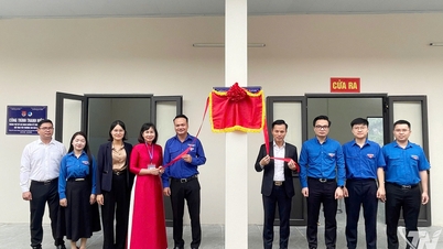 គម្រោងយុវជនដែលមានតម្លៃ ៧០០ លានដុង បានប្រគល់ជូនសាលារៀននៅតំបន់ដែលរងផលប៉ះពាល់ដោយទឹកជំនន់នៃទីក្រុង Van Lang។