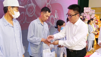 O Hospital Viet Tiep mobilizou mais de 8 bilhões de VND para apoiar pacientes em situações difíceis.