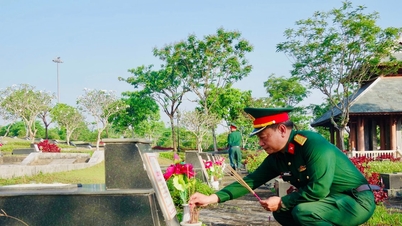 A Közép-vietnami Kadét Iskola füstölővel tiszteleg a hősies mártírok előtt.