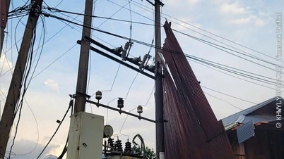 Lao Cai travaille d'urgence à réparer les dégâts causés au réseau électrique par les tempêtes à Thuong Bang La.