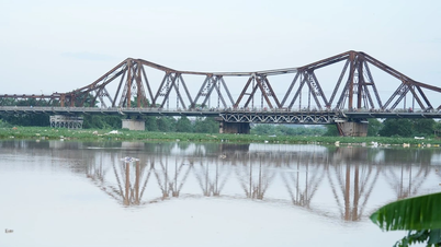 Hanoi melarang semua kendaraan menggunakan ruas jalan Jembatan Long Bien selama dua bulan.