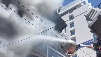 אנשי כוחות הביטחון האמיצים נשאו אישה מבוגרת למקום מבטחים מהאש.