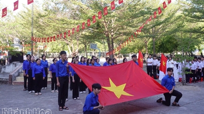 Το Λύκειο Ton Duc Thang γιορτάζει την 95η επέτειο από την ίδρυση της Ένωσης Νέων.