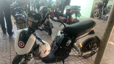 改造した電動自転車に乗る学生は、交通安全上の潜在的なリスクとなる可能性がある。