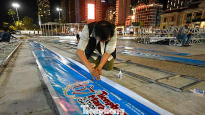Os trabalhos de construção e instalação continuaram durante toda a noite em diversos itens para preparar a Maratona de Tien Phong de 2026.