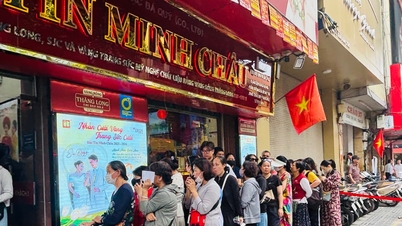 Après sa fermeture inattendue, Bao Tin Minh Chau continue d'offrir le spectacle familier de clients faisant la queue pour effectuer leurs transactions.
