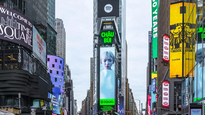 Chau Bui dyker upp på Times Square
