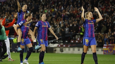 Rekordpublik såg Barcelona krossa Real Madrid i damernas Champions League.