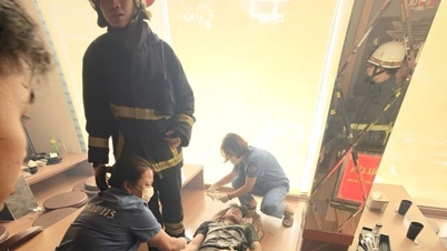 Los rescatistas salvan a un joven atrapado en un montacargas.