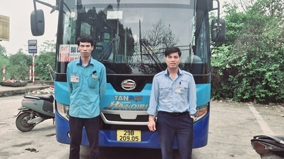 Un passager mentalement instable a remis par erreur 50 millions de VND à un employé du bus.