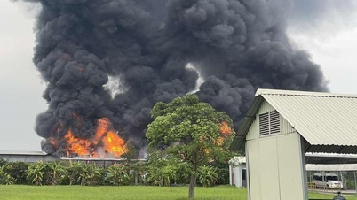 Een fabriek in Hung Yen staat volledig in brand, met rookpluimen die honderden meters de lucht in stijgen.