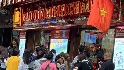 Guldpriset faller kraftigt, Bao Tin Minh Chau sänker priset med nästan 5 miljoner VND/uns.