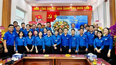 លោក ផាម អាញ ទួន ប្រធានគណៈកម្មាធិការប្រជាជនខេត្ត បានទៅសួរសុខទុក្ខ និងអបអរសាទរដល់សហភាពយុវជនខេត្ត ក្នុងឱកាសខួបអនុស្សាវរីយ៍នៃការបង្កើតសហភាពយុវជនកុម្មុយនិស្តហូជីមិញ។